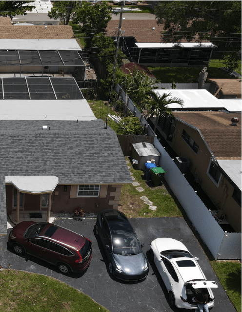 Vista lejana de techo de casa con estacionamiento