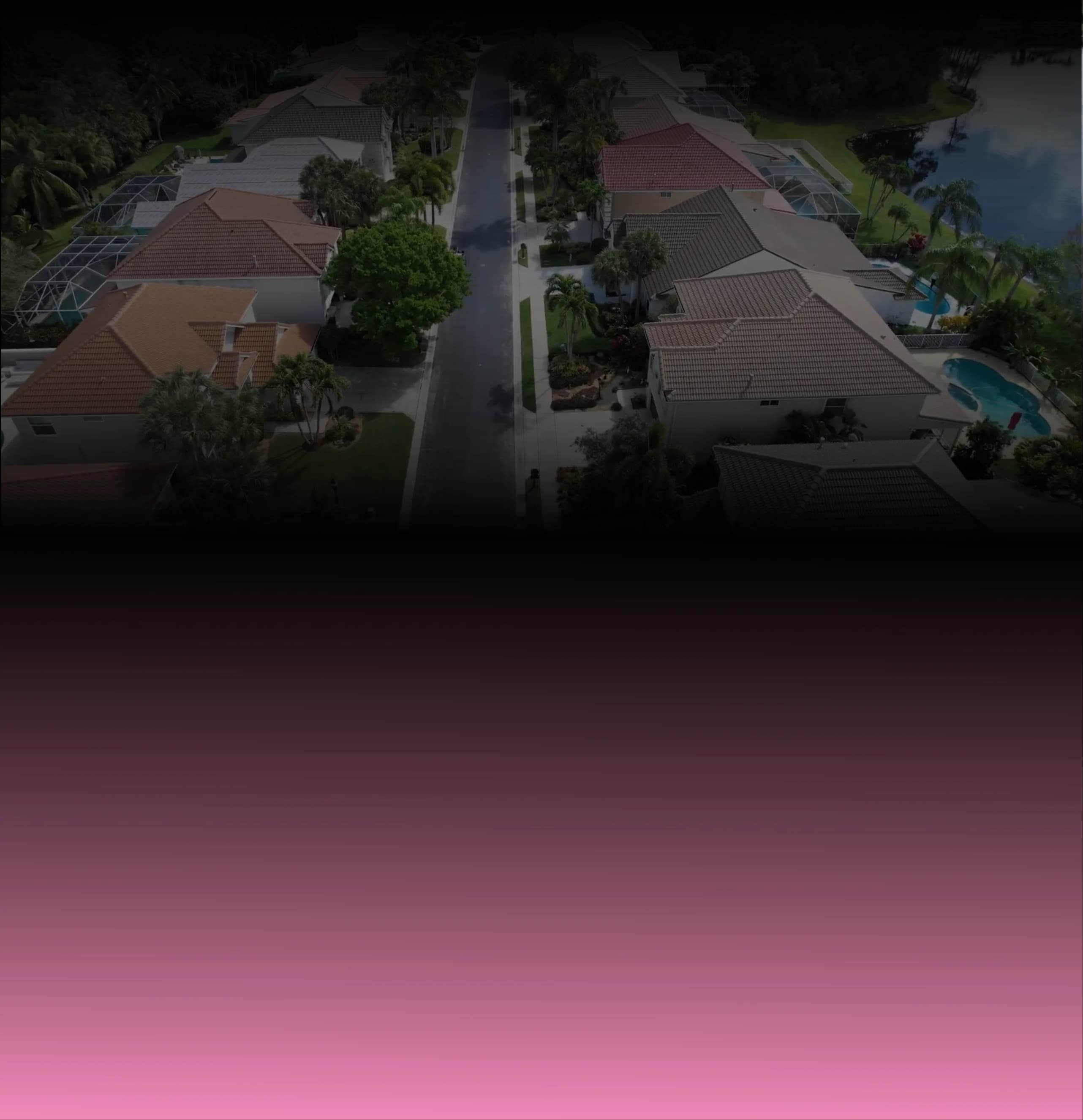 Vista aérea de casas del sur de Florida y sus líneas de techo